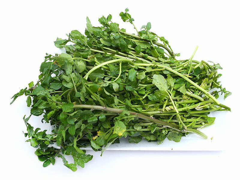 Top 16 loại thực phẩm giúp eo bạn thon hơn 14 Cải xoong chưa nhiều dưỡng chất như vitamin B1, B2, B6, C và E cũng như các khoáng chất như mangan, caroten, kali.