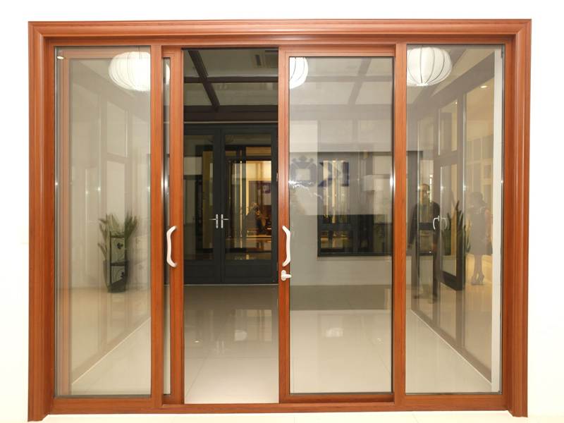 Mẫu cửa trượt bằng gỗ kính 4 cánh thường được sử dụng để tiết kiệm diện tích.  