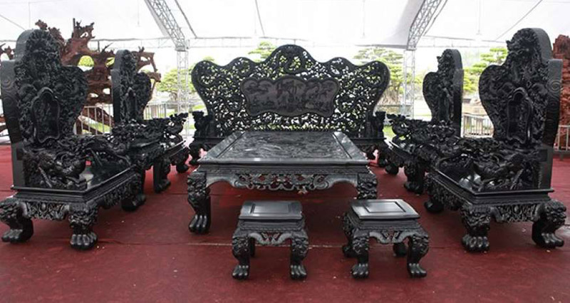 Bộ bàn ghế phòng khách làm bằng gỗ mun đen