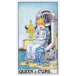 Ý nghĩa lá bài Queen Of Cups trong Tarot theo chuẩn Rider Waite Smith