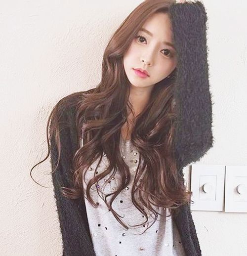 Kiểu tóc dài xoăn sóng