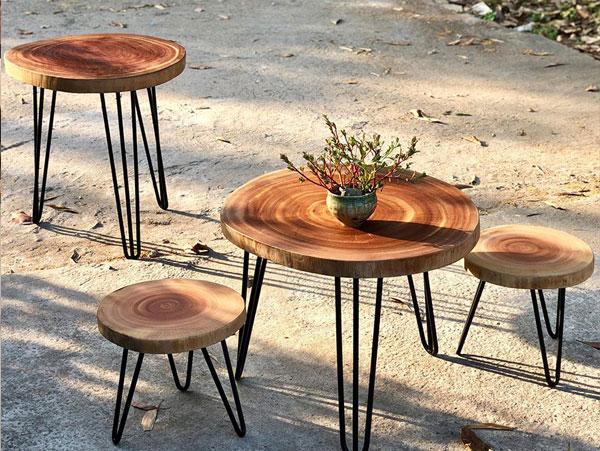 50 Mẫu bàn ghế cafe đẹp nhất hiện nay 36 Bộ bàn ghế cafe gỗ nguyên khối cắt theo hình tròn của thân cây