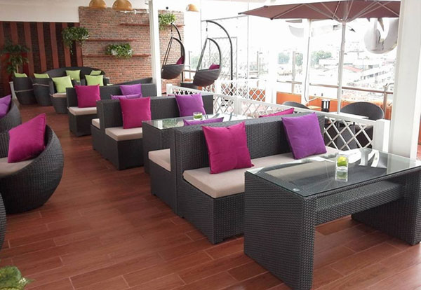 50 Mẫu bàn ghế cafe đẹp nhất hiện nay 19 Bộ bàn ghế cafe nhựa giả mây cao cấp dành cho những không gian quán cao cấp