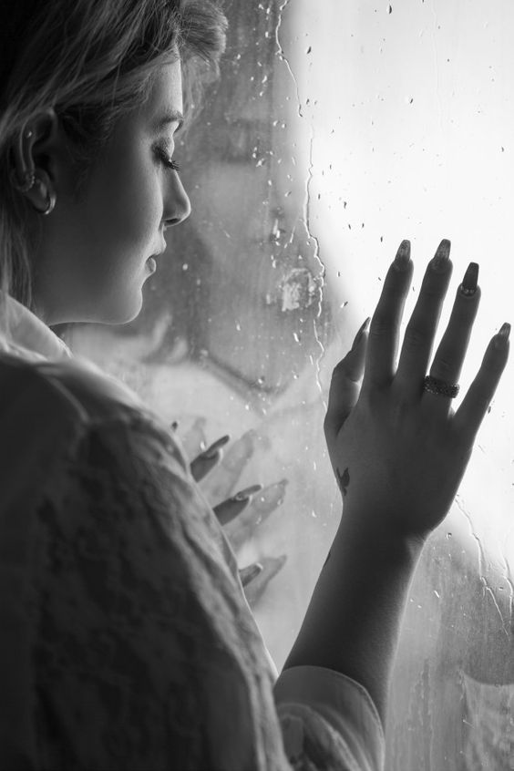 Hình ảnh con gái buồn và cô đơn đang nhìn mưa rơi