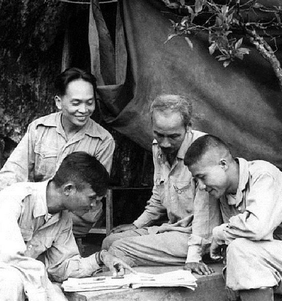 Hình ảnh Bác Hồ đang làm việc