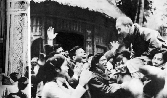 Hình ảnh Bác Hồ với nhân dân