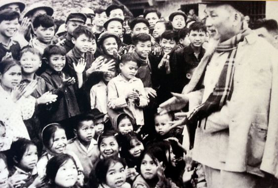 Hình ảnh Bác Hồ với thiếu nhi