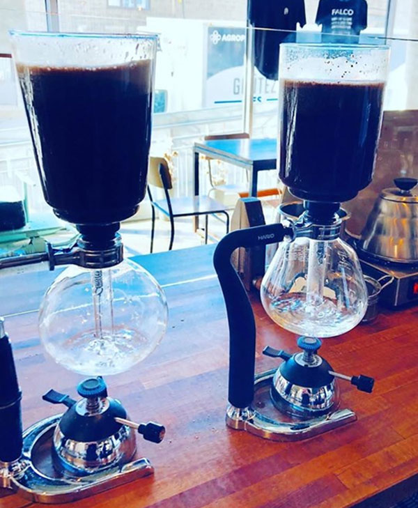 Bình pha chế cà phê Syphon Hario 3 cup được ưa chuộng ở các quán cà phê.