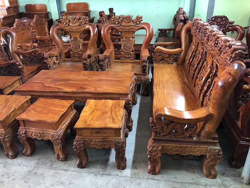 TOP 10+ Mẫu bàn ghế gõ đỏ phòng khách đẹp và sang trọng nhất hiện nay 4 Bàn ghế phòng khách làm bằng gỗ gõ đỏ đẹp và sang trọng