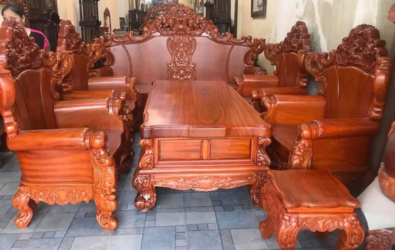 TOP 10+ Mẫu bàn ghế gõ đỏ phòng khách đẹp và sang trọng nhất hiện nay 2 Bộ bàn ghế gõ đỏ nguyên khối cao cấp và sang trọng