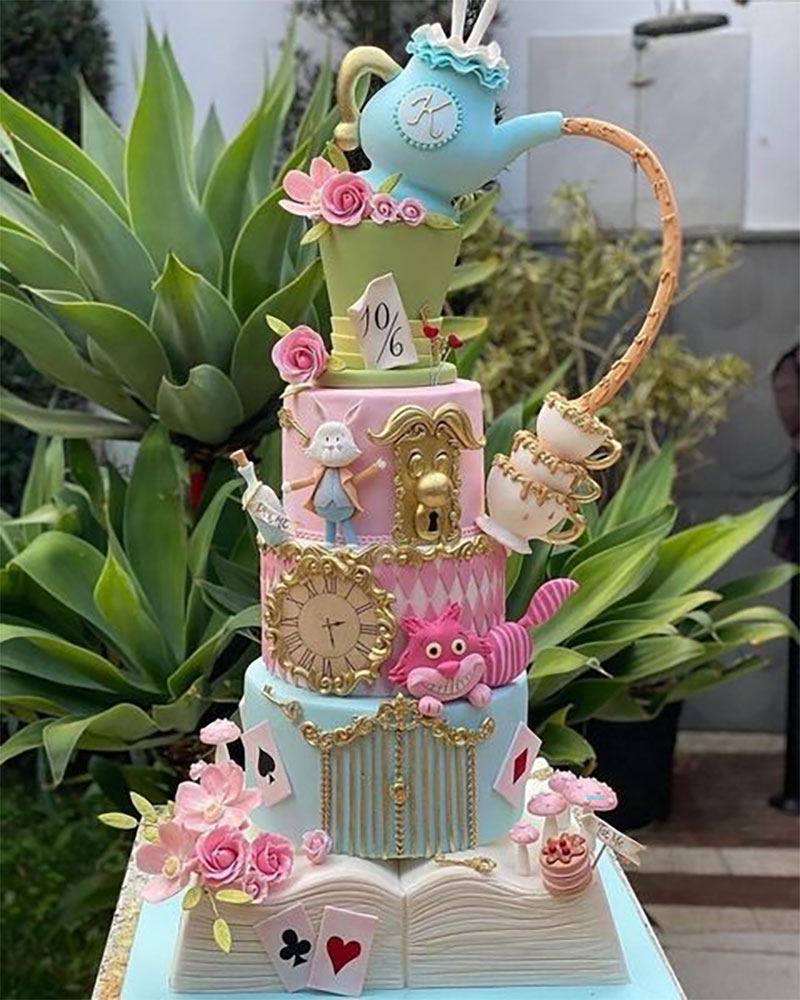 Hình ảnh bánh sinh nhật đẹp cho ai yêu thích hoạt hình Alice lạc vào xứ sở Thần Tiên