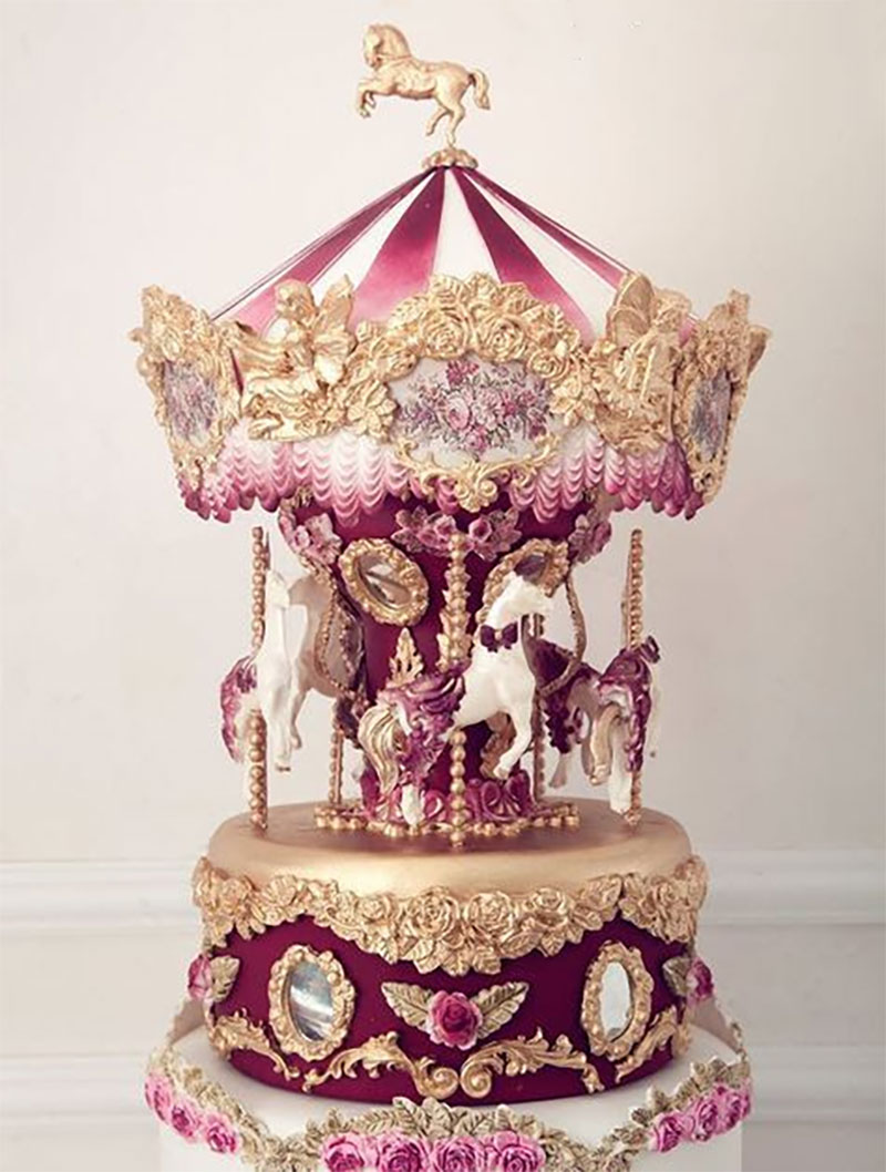 Hình ảnh bánh sinh nhật hình vòng xoay ngựa vintage