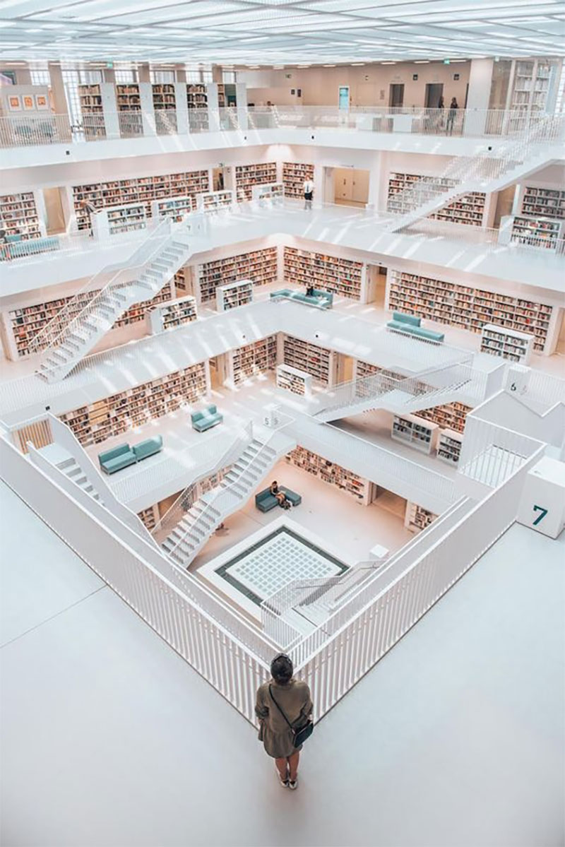 Hình ảnh thư viện hiện đại tông màu sáng