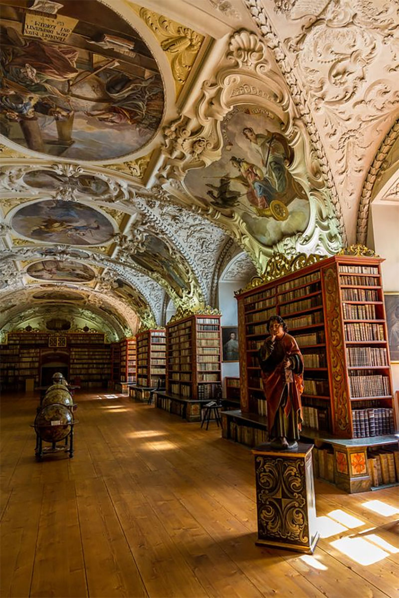 Hình ảnh thư viện với tranh tượng đẹp