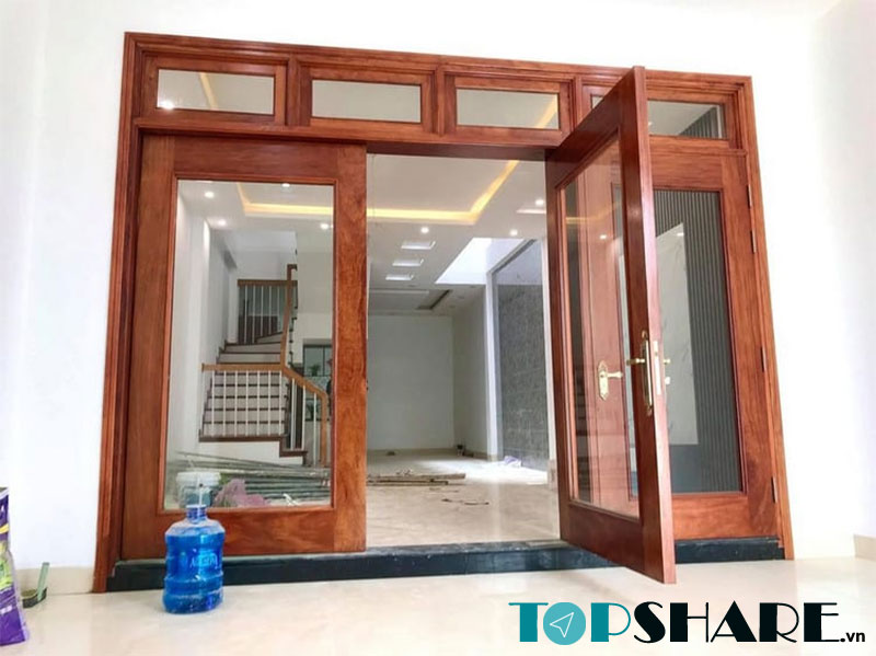 Mẫu cửa gỗ 3 cánh có kính