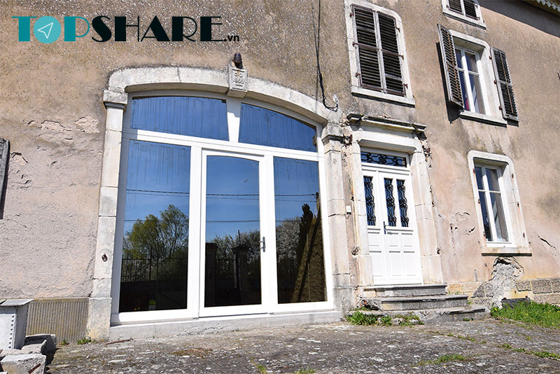 Mẫu cửa gỗ 3 cánh hiện đại