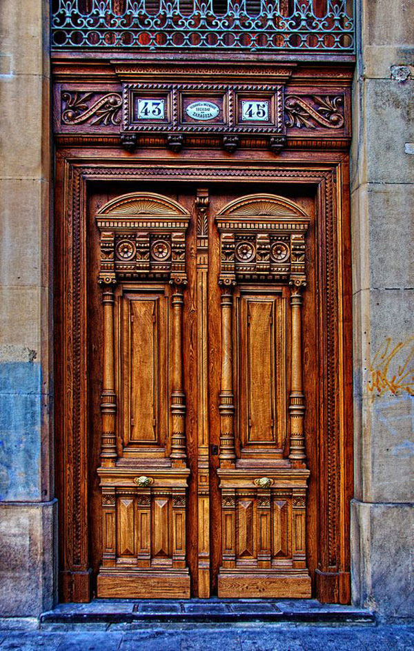 Cửa gỗ 2 cánh biệt thự phong cách Tây Âu