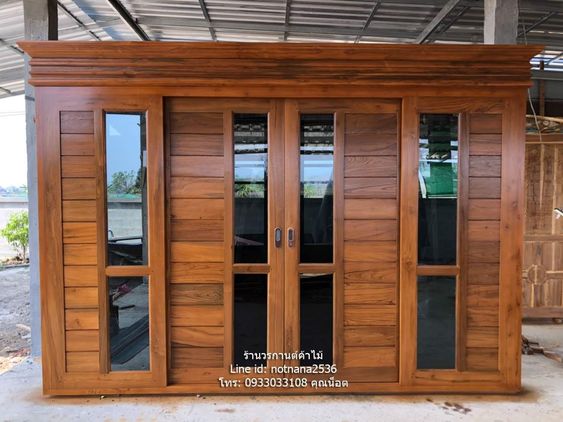 Mẫu cửa gỗ 4 cánh mặt tiền thiết kế cổ điển