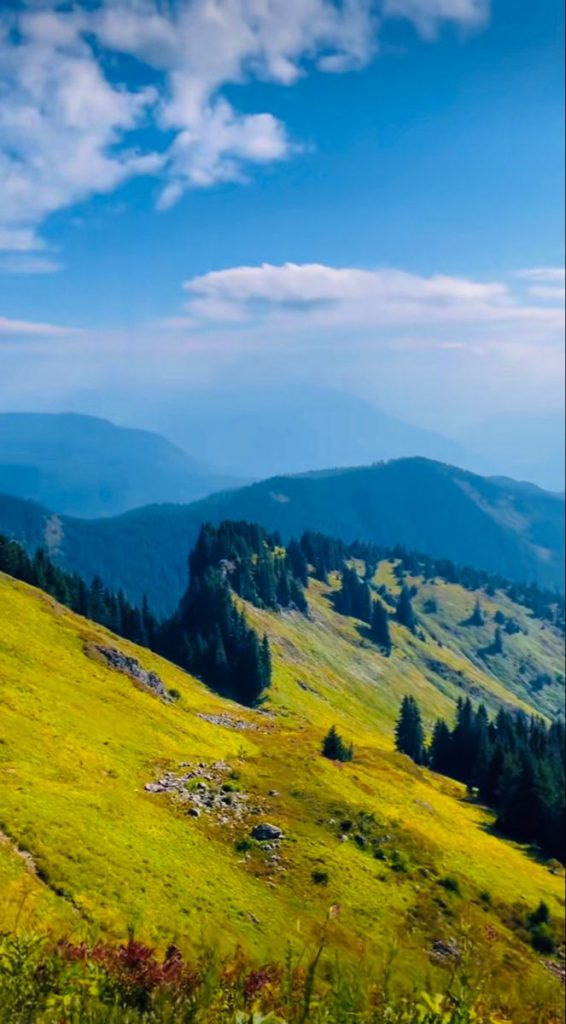 Hình nền chill cảnh đồi núi và mây trắng