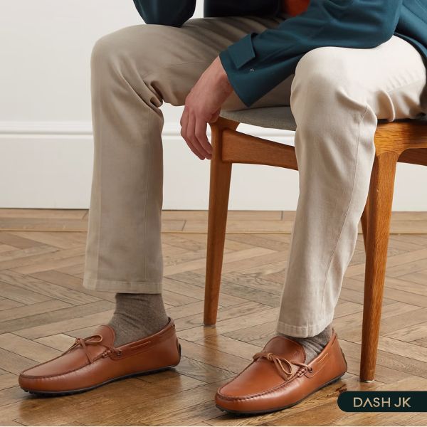 Đi tất cùng với giày Moca có tác dụng chống lạnh cho đôi bàn chân trong những ngày trời trở lạnh.