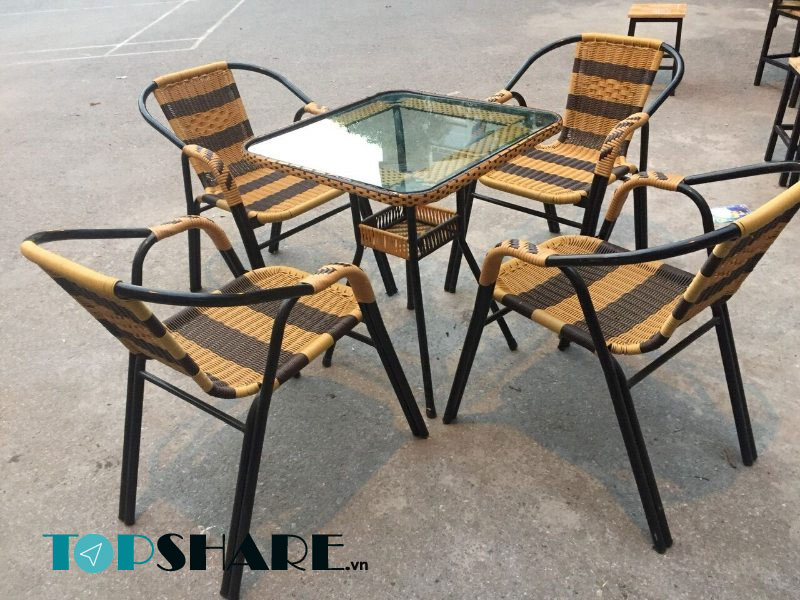 Bàn ghế cafe nhựa giả mây thường được thiết kế với nhiều kiểu dáng và mẫu mã