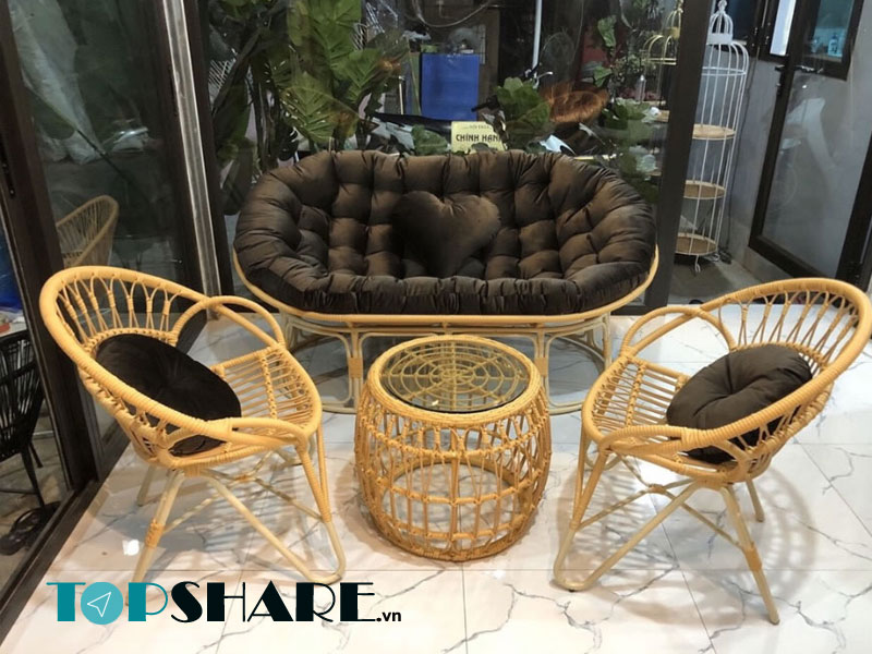 Bàn ghế mây nhựa phù hợp với cả không gian sang trọng bên trong quán