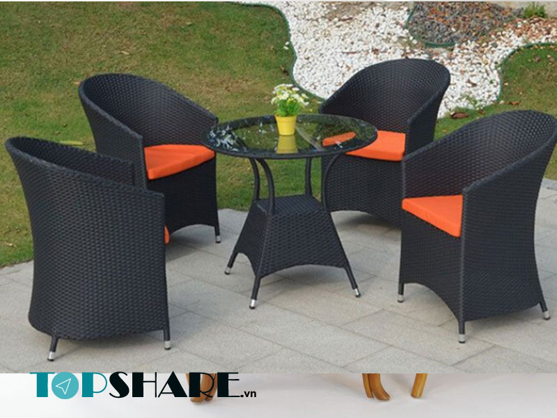 Bàn ghế nhựa giả mây được sử dụng cho quán cafe ngoài trời vì độ bền