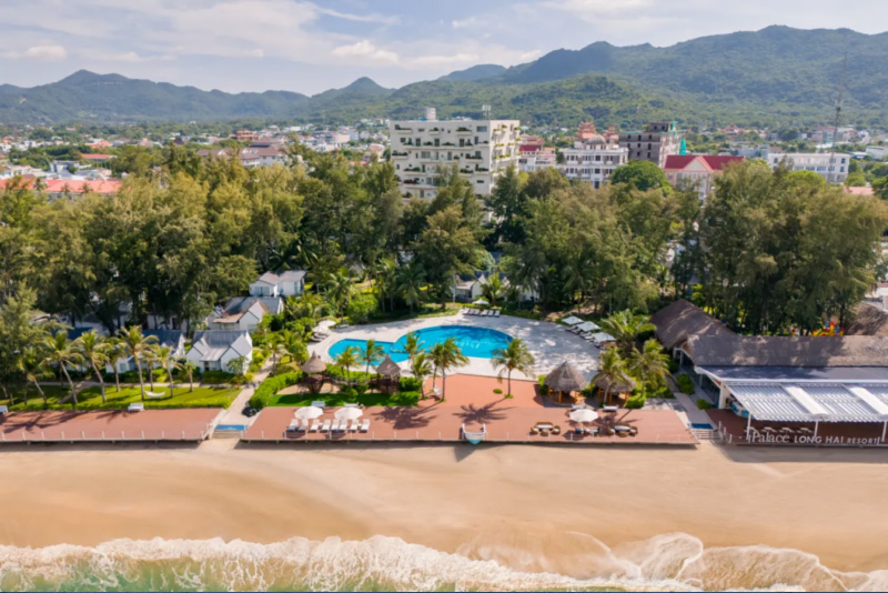 Palace Long Hai Resort yên bình với không gian xanh mát | Nguồn: Traveloka