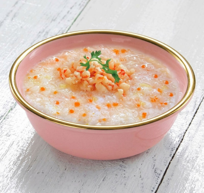 Cháo tôm hoặc cháo cá giúp bé dễ ăn và bổ sung dinh dưỡng