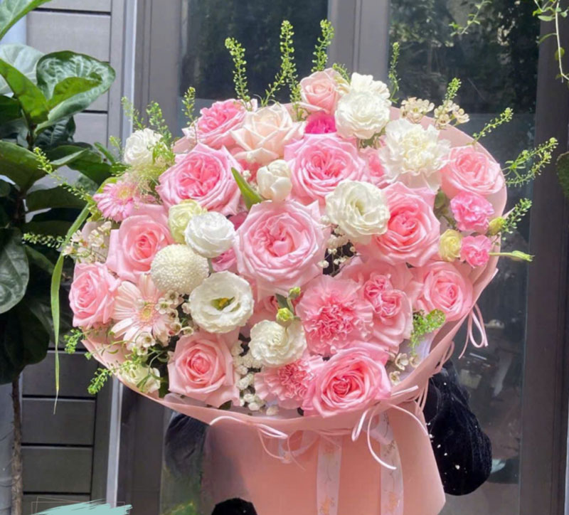 Một bó hoa tươi là lựa chọn phù hợp để làm quà tặng