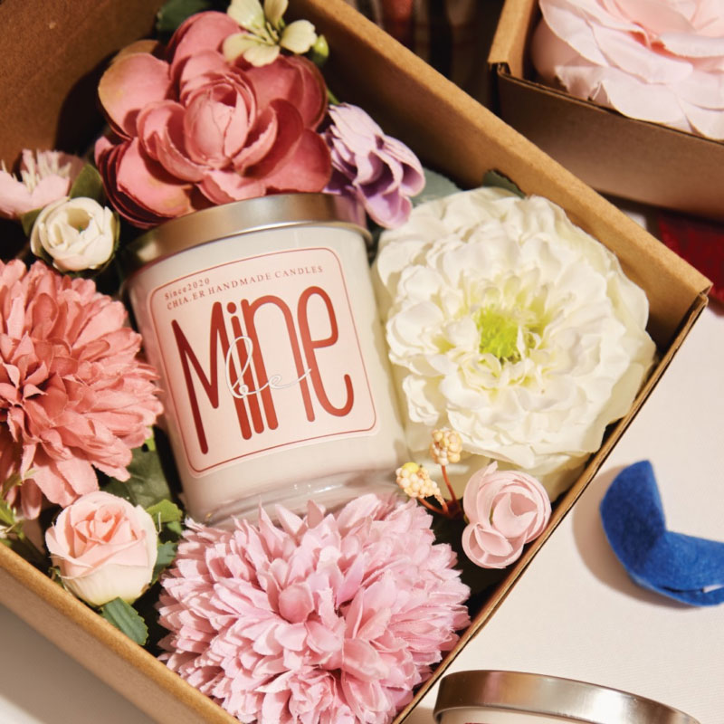 Bộ quà tặng nến thơm giúp người phụ nữ thư giãn sau những ngày làm việc và học tập mệt mỏi